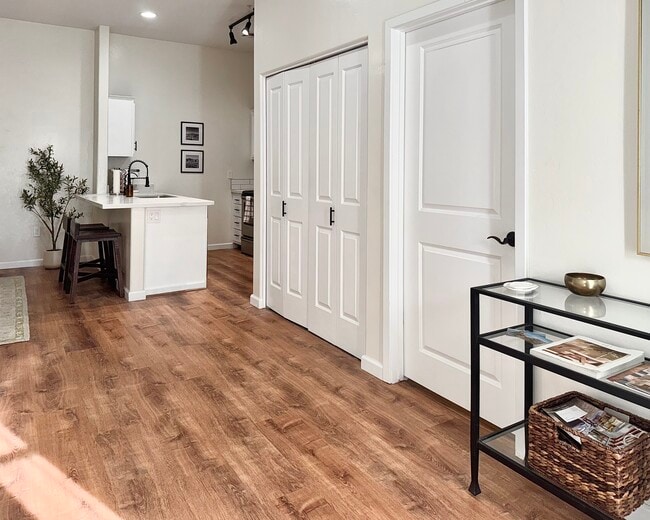 2024 E River Rd, Unit 201 in Tucson, AZ - Building Photo - Building Photo