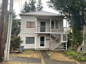 432 11th St, Unit Lower #1 in Raymond, WA - Building Photo