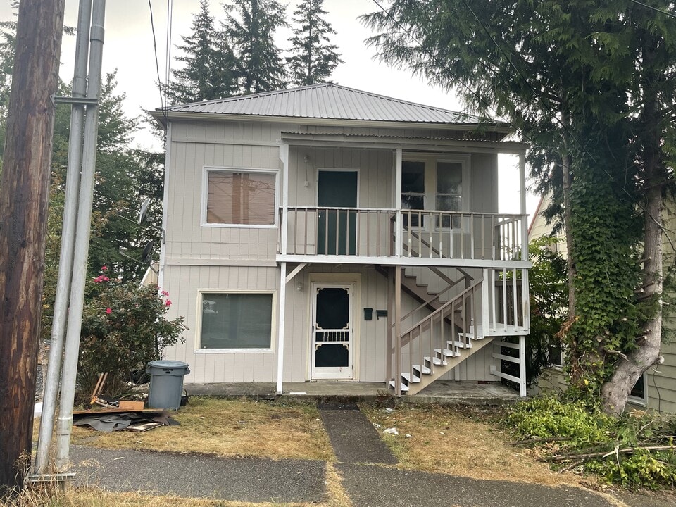 432 11th St, Unit Lower #1 in Raymond, WA - Building Photo