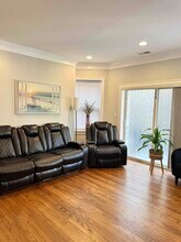 7048 N Damen Ave in Chicago, IL - Building Photo - Building Photo