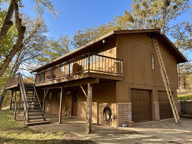 2555 Wards Creek Rd in Rogue River, OR - Building Photo - Building Photo