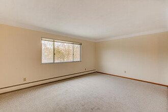 1890 Lexington Ave N, Unit 11 in Roseville, MN - Foto de edificio - Building Photo