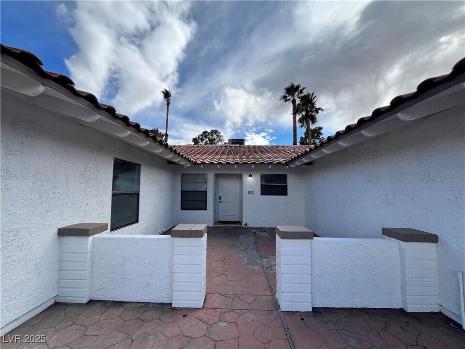 6191 Bullion Blvd in Las Vegas, NV - Building Photo