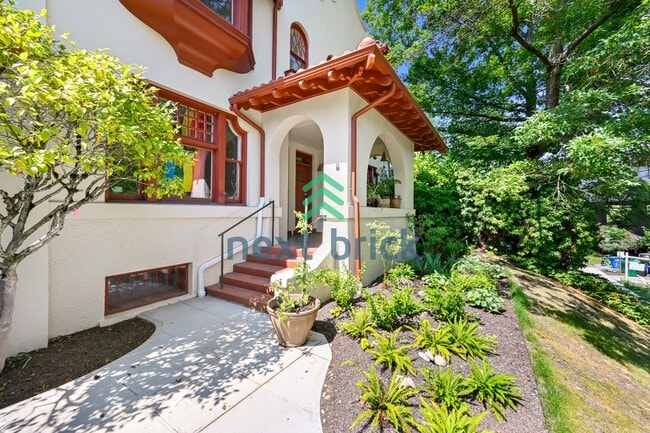 property at 2913 Franklin Ave E