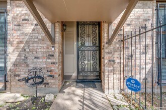 9016 Wickfield St in San Antonio, TX - Foto de edificio - Building Photo