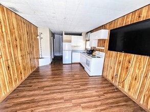 10807 Ulmerton Rd in Largo, FL - Foto de edificio - Building Photo