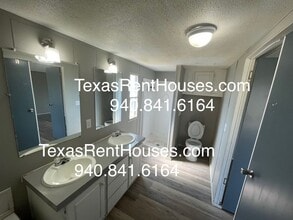 12628 McFall Rd in Iowa Park, TX - Building Photo - Building Photo