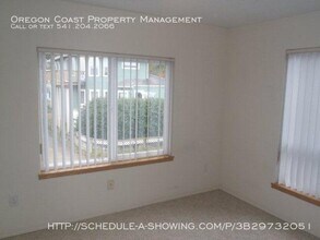 40 Collins St in Depoe Bay, OR - Building Photo - Building Photo
