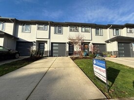 5913 Blue River Dr SE in Salem, OR - Building Photo