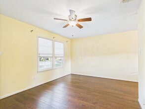 306 W Burbank St in Fredericksburg, TX - Building Photo - Building Photo