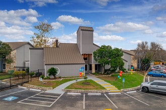 Moss Landing in San Antonio, TX - Foto de edificio - Building Photo