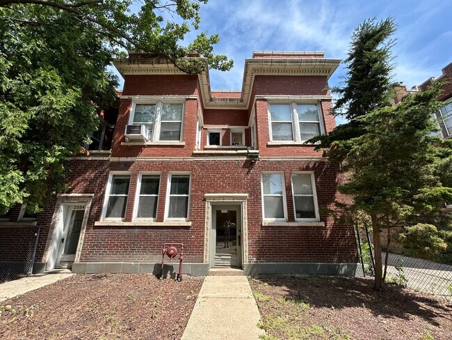 2552 W Eastwood Ave