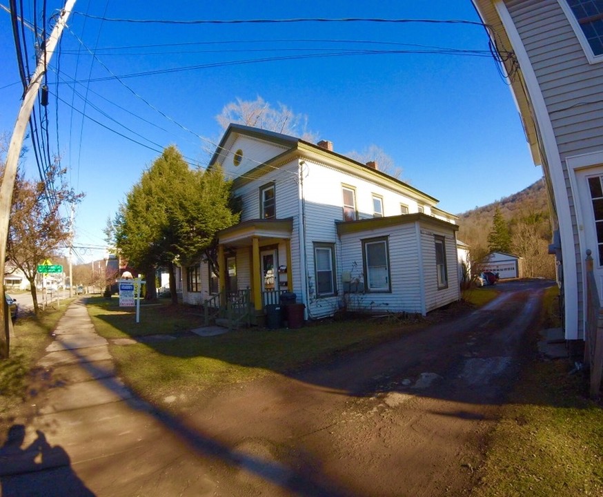 143 Main St in Delhi, NY - Foto de edificio