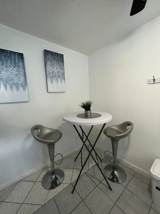 7615 SW 18th St, Unit Económico 2 cuartos 1 ban in Miami, FL - Building Photo - Building Photo