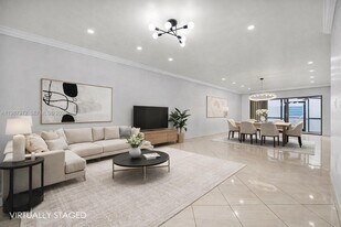 4020 N Hills Dr in Hollywood, FL - Building Photo