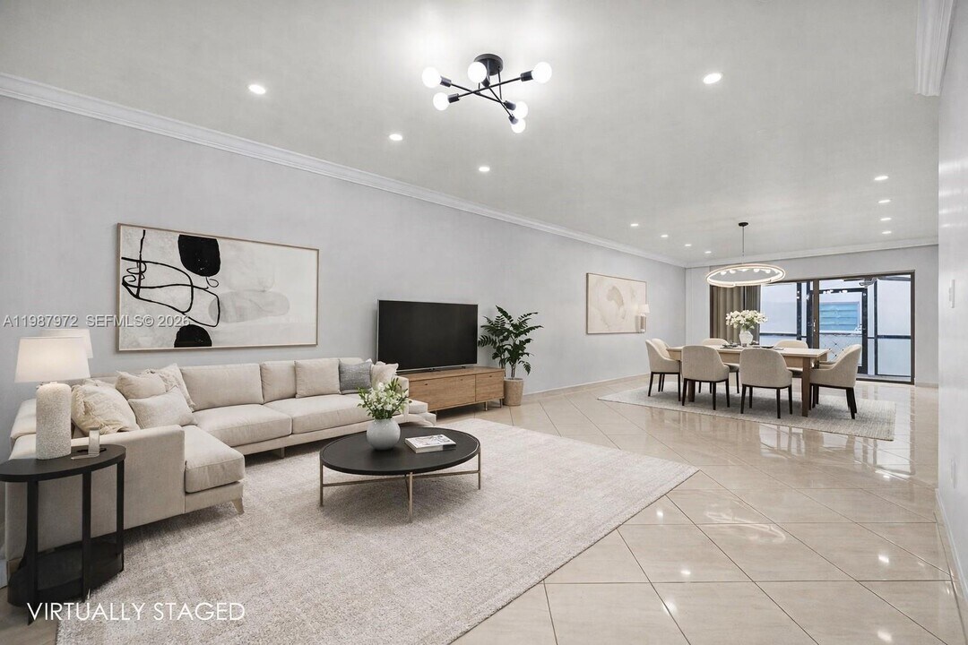 4020 N Hills Dr in Hollywood, FL - Building Photo