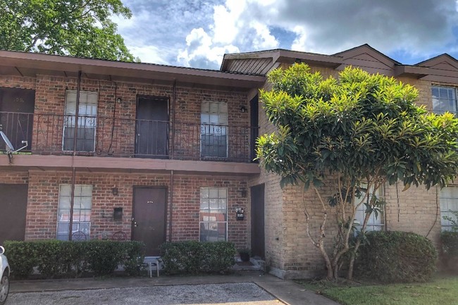 Oak Terrace Apartments in Alvin, TX - Building Photo - Building Photo