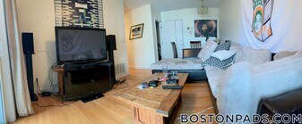 111 W 8th St in Boston, MA - Building Photo