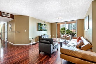 19999 E Country Club Dr in Aventura, FL - Building Photo - Building Photo