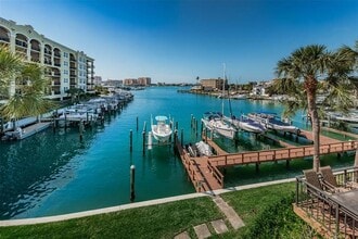 240 Windward Passage, Unit 401 in Clearwater, FL - Foto de edificio - Building Photo