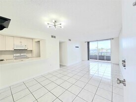 8231 NW 8th St in Miami, FL - Building Photo