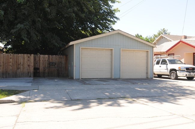 1241-43 45 N Parker Ave in Tracy, CA - Building Photo - Building Photo