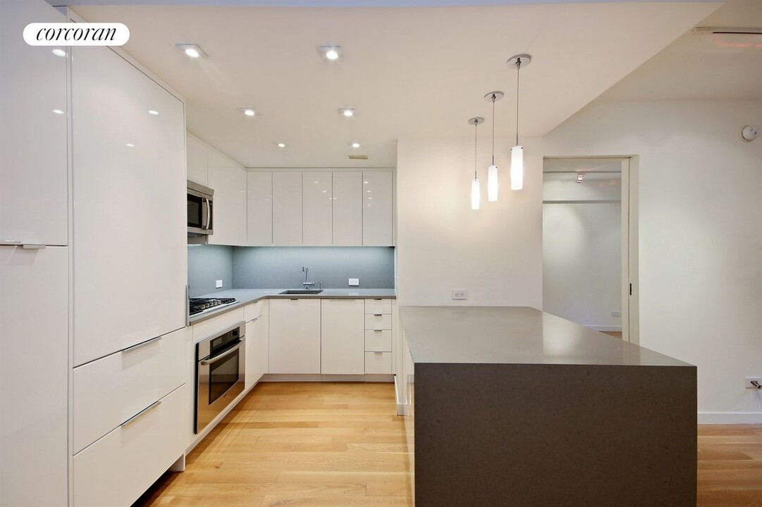 211 E 51st St in New York, NY - Building Photo