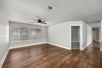 9758 Farrell Dr in Houston, TX - Foto de edificio - Building Photo