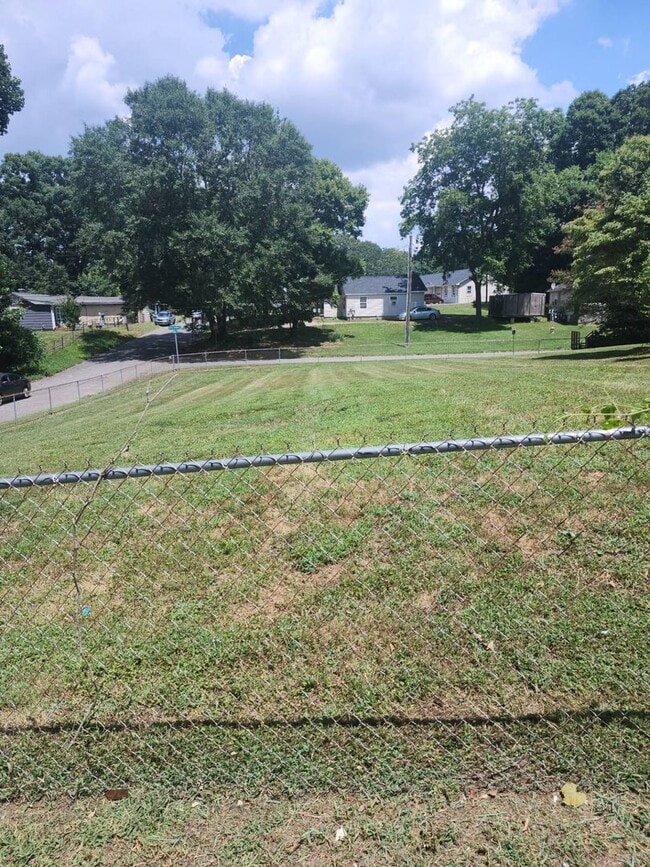 303 W Hilltop Cir in Gastonia, NC - Building Photo - Building Photo