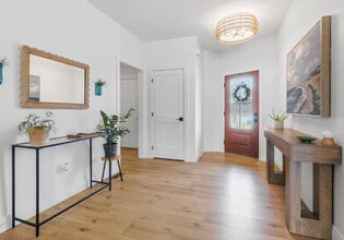 1 Country Club Ct in Le Claire, IA - Building Photo - Building Photo