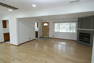 611 Calle Pensamiento in Thousand Oaks, CA - Building Photo - Building Photo