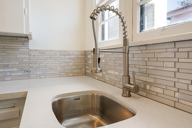 9506 National Blvd, Unit 9508 in Los Angeles, CA - Building Photo - Building Photo