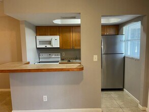 608 SE 46th Ln in Cape Coral, FL - Foto de edificio - Building Photo