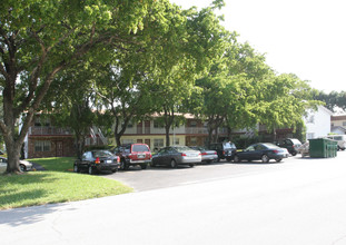 Oakpark III Condominiums in Oakland Park, FL - Building Photo - Building Photo