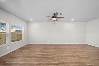 800 N Thompson St in Conroe, TX - Building Photo - Building Photo