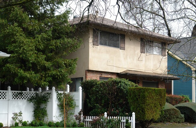2443 Castro Way in Sacramento, CA - Building Photo - Building Photo