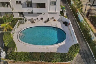 1075 92nd St in Bay Harbor Islands, FL - Foto de edificio - Building Photo