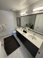 2551 NE 195th St, Unit B8 in Miami, FL - Foto de edificio - Building Photo