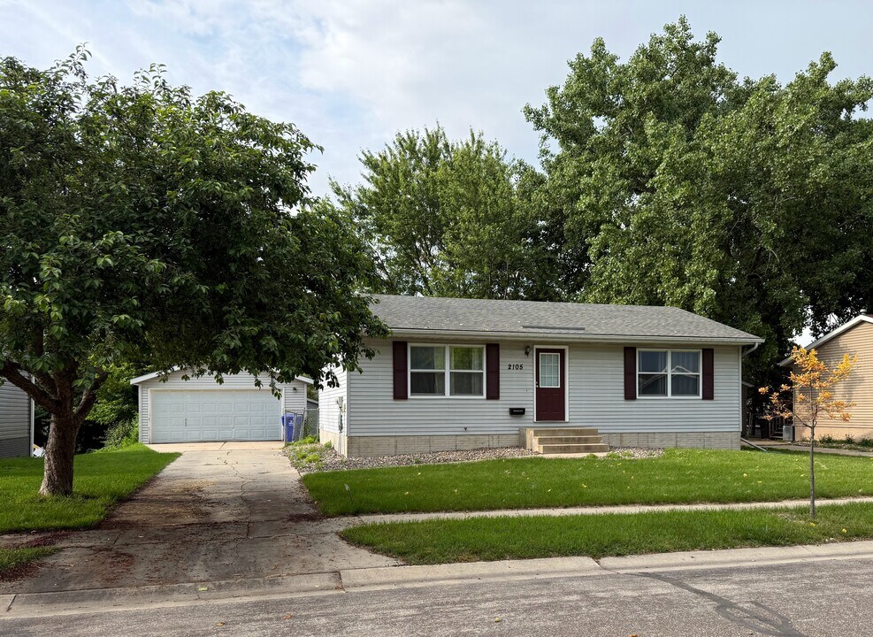 2105 49 1/2 Ln NW in Rochester, MN - Building Photo