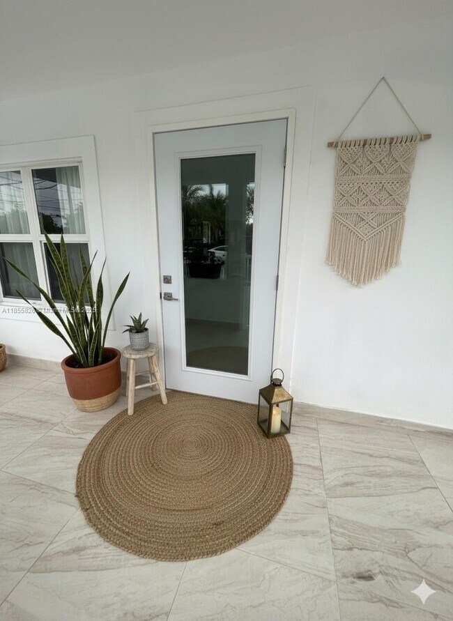 81 NW 44th St in Miami, FL - Foto de edificio - Building Photo