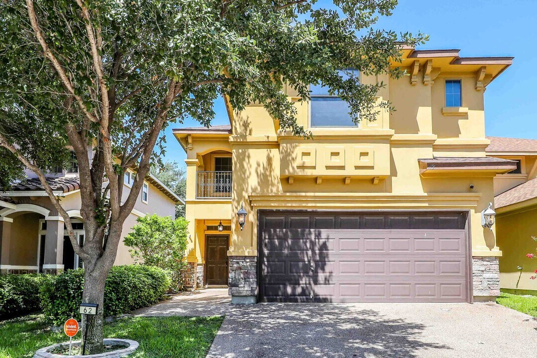 9813 Sandhill Dr in Laredo, TX - Building Photo