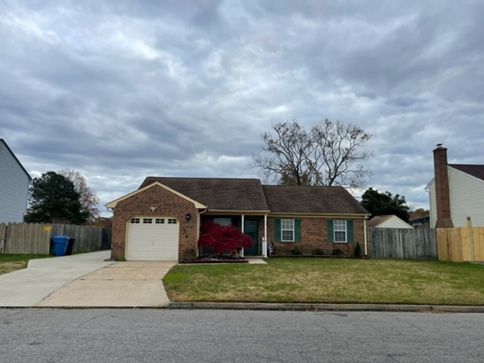1312 Nesbitt Dr in Virginia Beach, VA - Foto de edificio