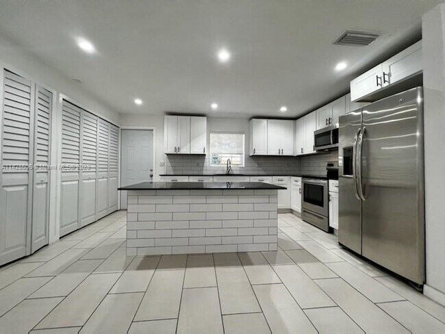 1762 NE 145th St-Unit -1762 in Miami, FL - Building Photo - Building Photo