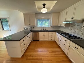 692 Creek Dr in Menlo Park, CA - Building Photo - Building Photo