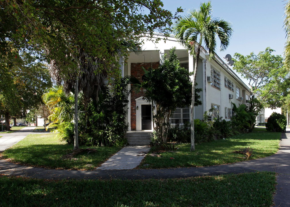 1000 E Ponce De Leon Blvd in Coral Gables, FL - Building Photo