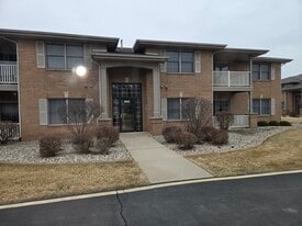 9841 Wildwood Ct, Unit 9841 in Highland, IN - Building Photo