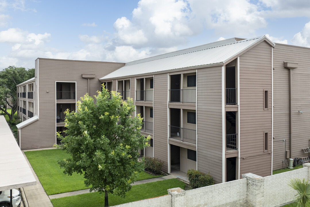 April Harbour in Montgomery, TX - Building Photo