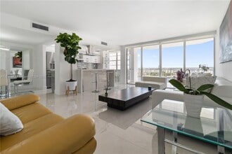 18081 Biscayne Blvd in Aventura, FL - Building Photo - Building Photo