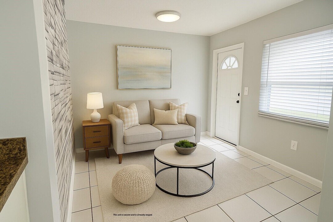 7221 Venetian St in Miramar, FL - Building Photo