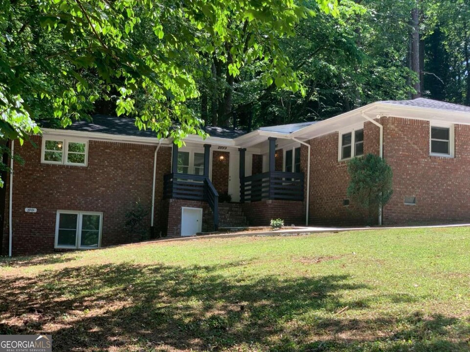 2901 White Oak Dr in Decatur, GA - Building Photo